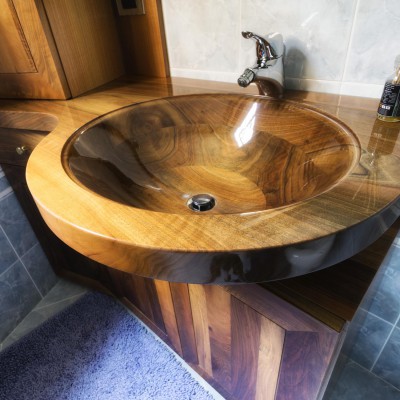 Lavabo e arredo bagno realizzati artigianalmente in legno di noce lucido